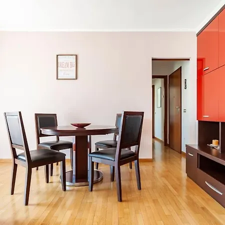 Elegante Adiacente Metro, Wifi Netflix Apartament