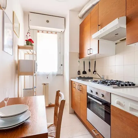 Elegante Adiacente Metro, Wifi Netflix Apartament *